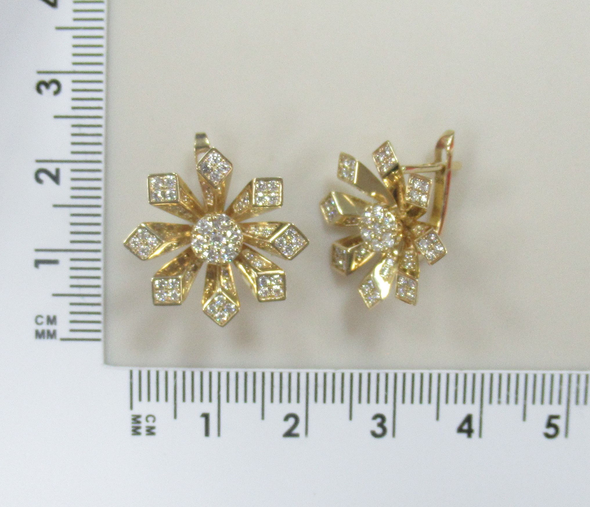 Серьги из желтого золота с бриллиантами